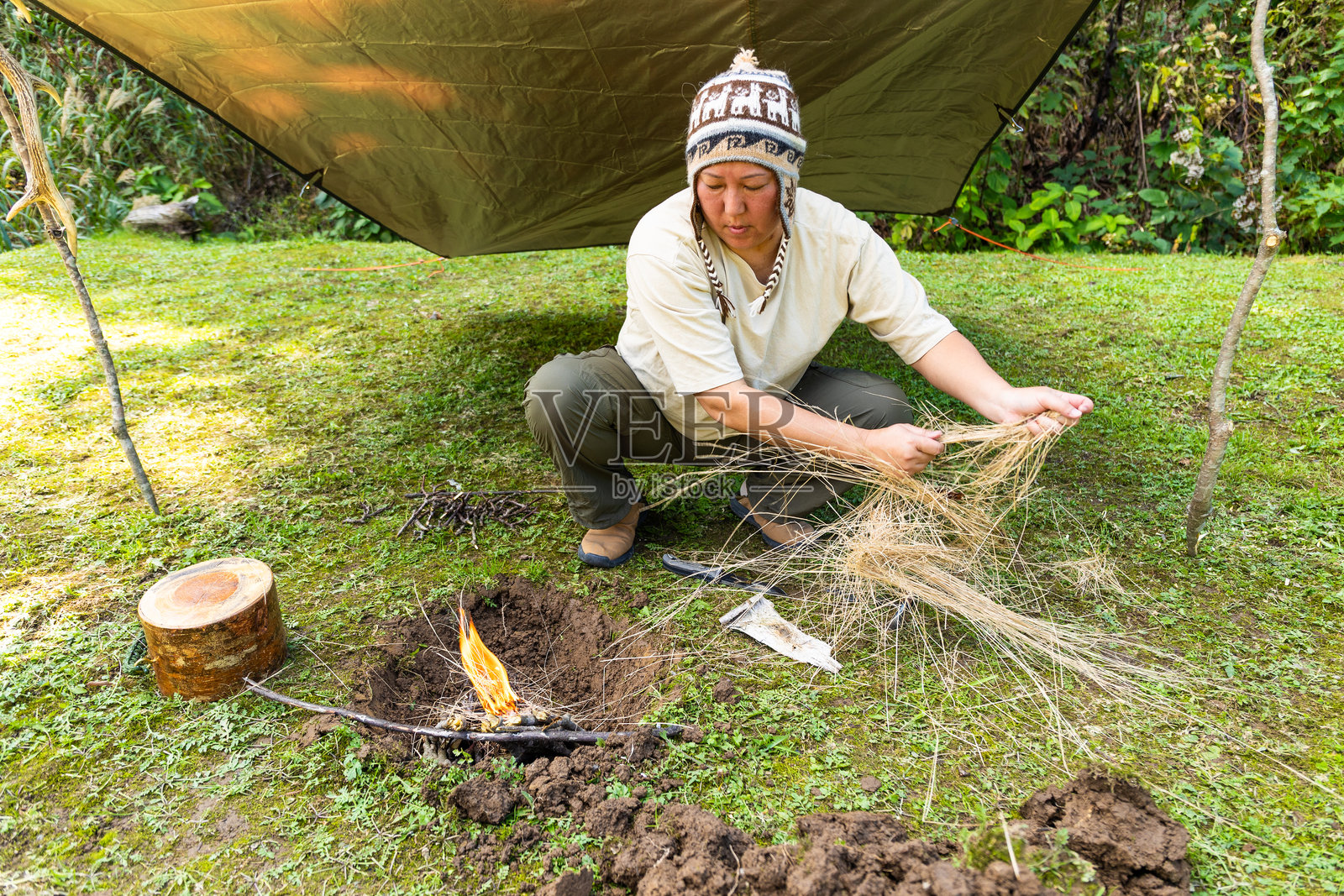 野外生存女性用自然材料为她的营地生火照片摄影图片