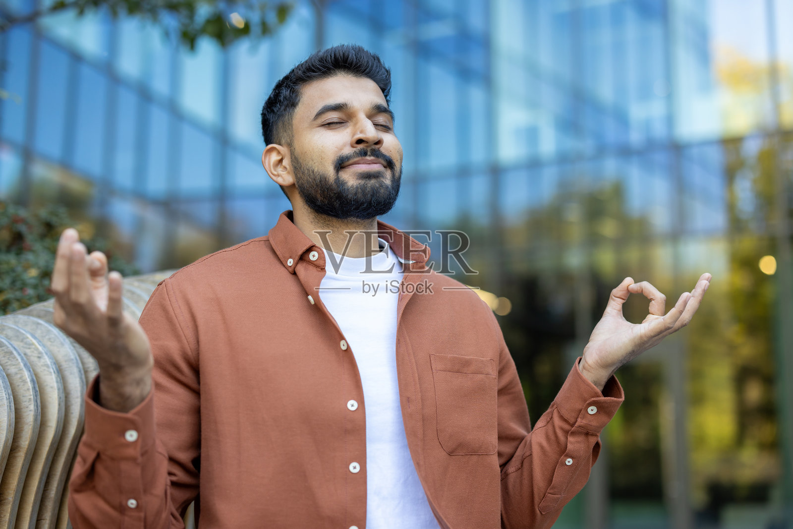 一名男子在户外冥想，通过瑜伽姿势找到内心的平静并练习正念。照片摄影图片