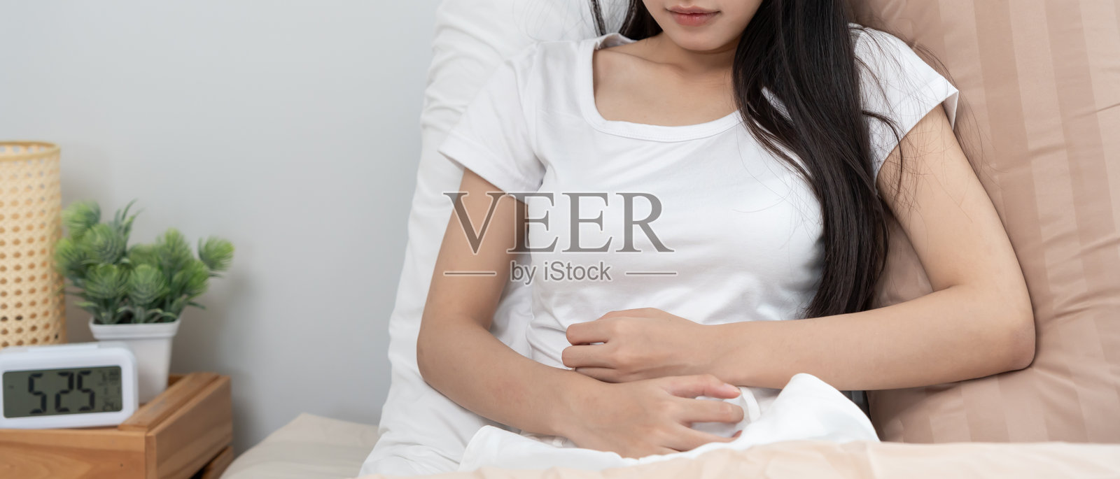 腹痛。亚洲女性有腹部疼痛、消化不良、胃炎、月经疼痛、胀气、腹泻、腹胀、结肠癌、腹部炎症问题、食物中毒、腹部。照片摄影图片