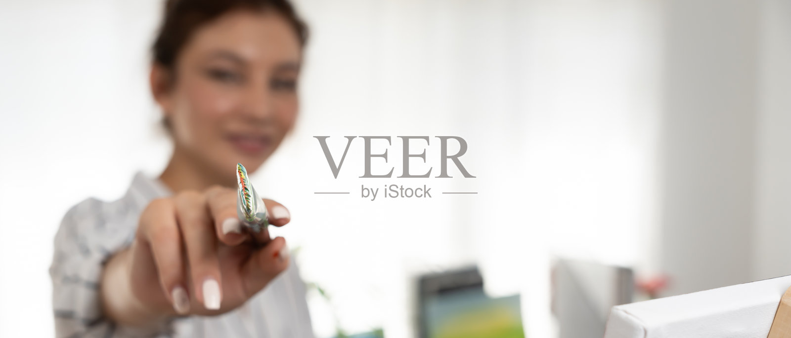 女性艺术家的爱好，使用画笔创作抽象艺术杰作。画家在工作室里用水彩或油画作画，享受绘画作为一种爱好、休闲和灵感。照片摄影图片