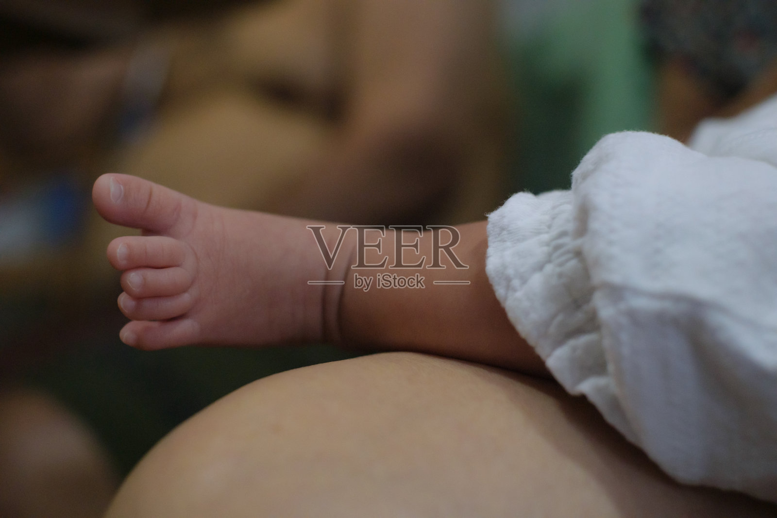 新生儿的小手小脚照片摄影图片