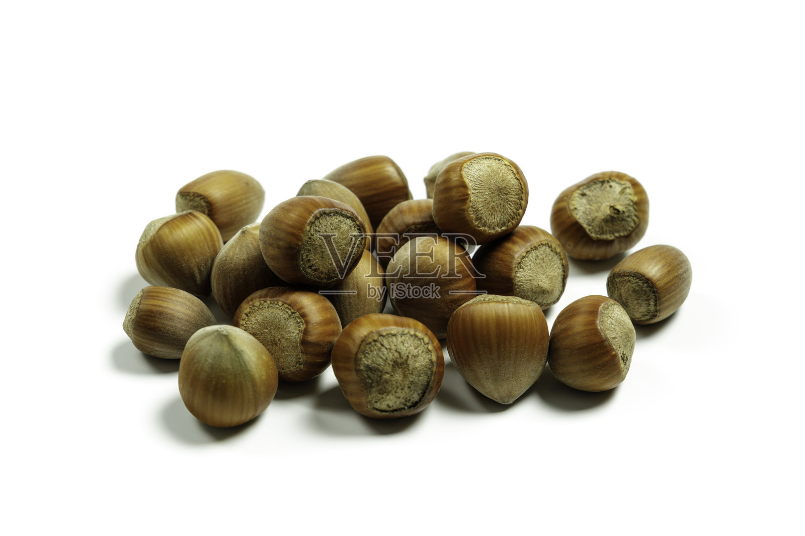 榛子壳的特写，排列在白色背景上照片摄影图片