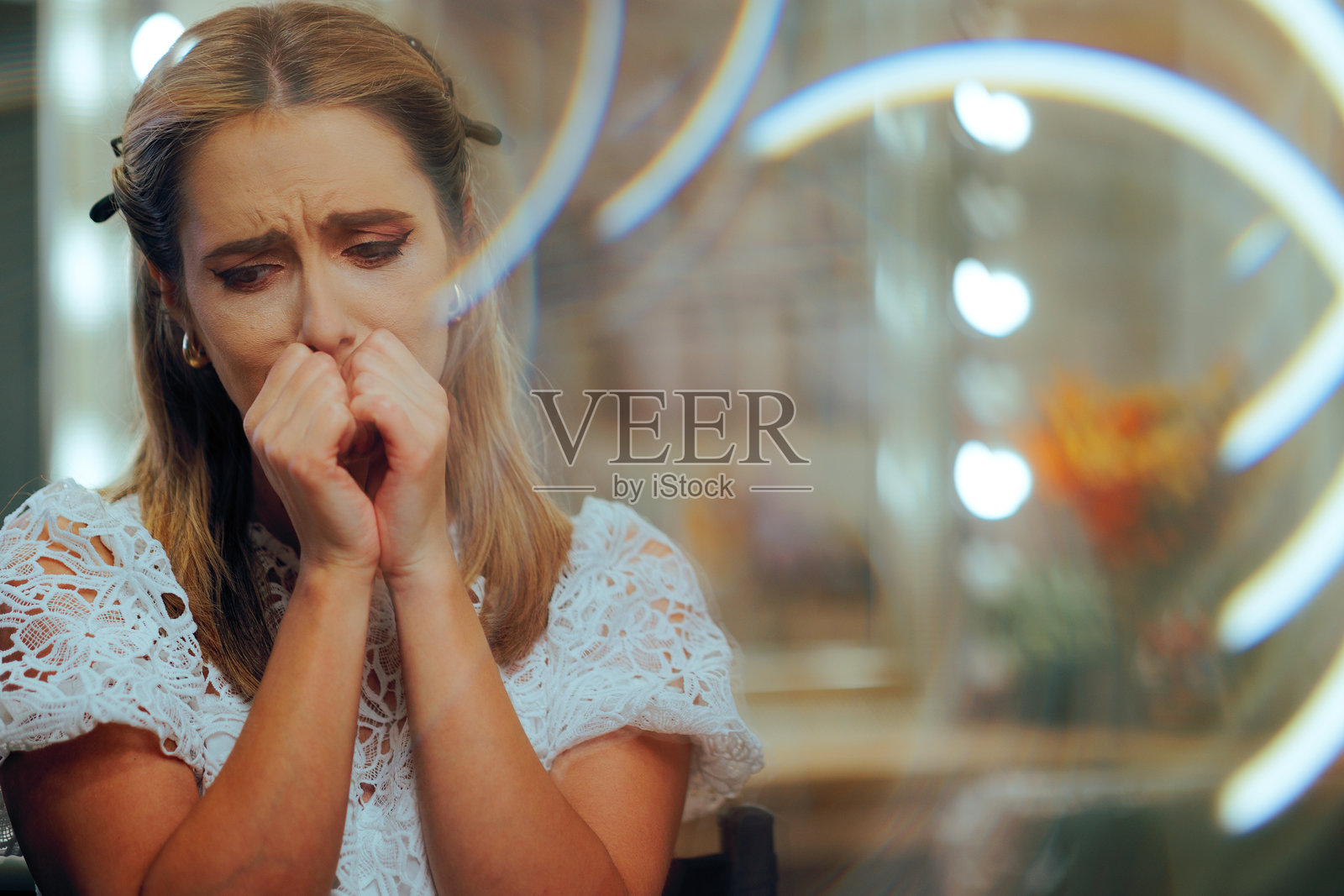 感到焦虑的悲伤女性，化着专业妆容照片摄影图片