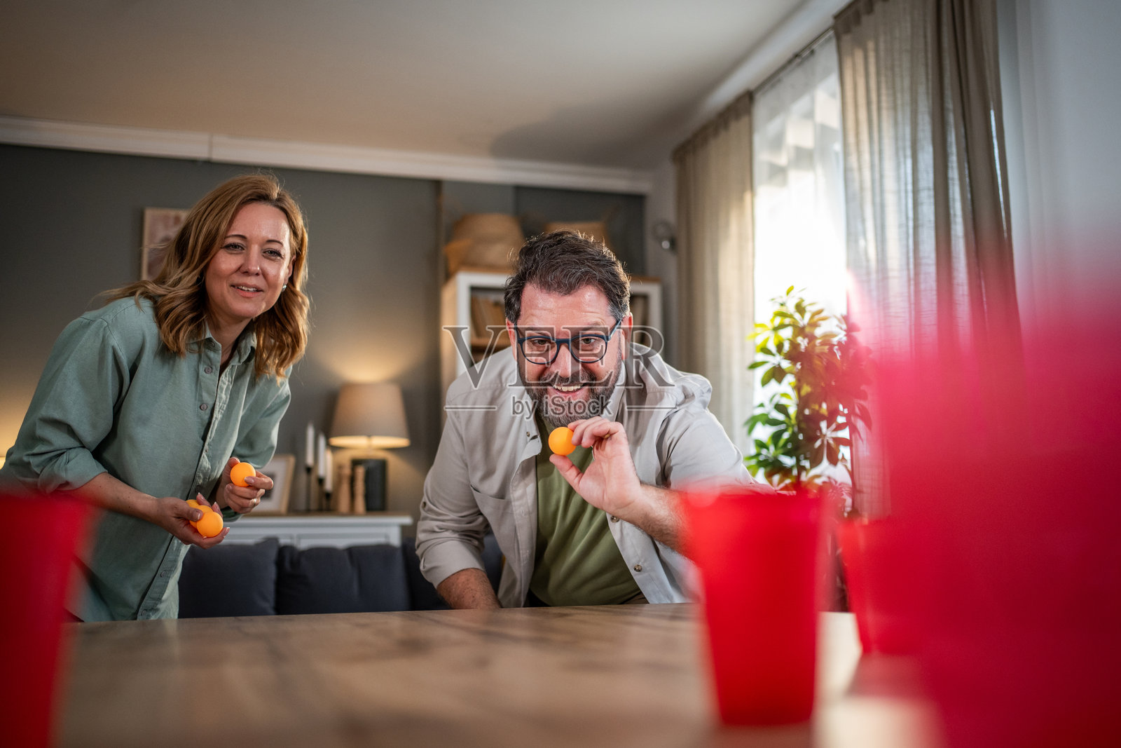 中年夫妇在室内玩有趣的游戏照片摄影图片
