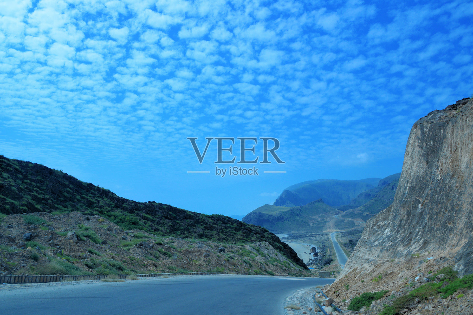 也门阿尔马赫拉省霍夫区莫基布的弯曲海岸公路照片摄影图片