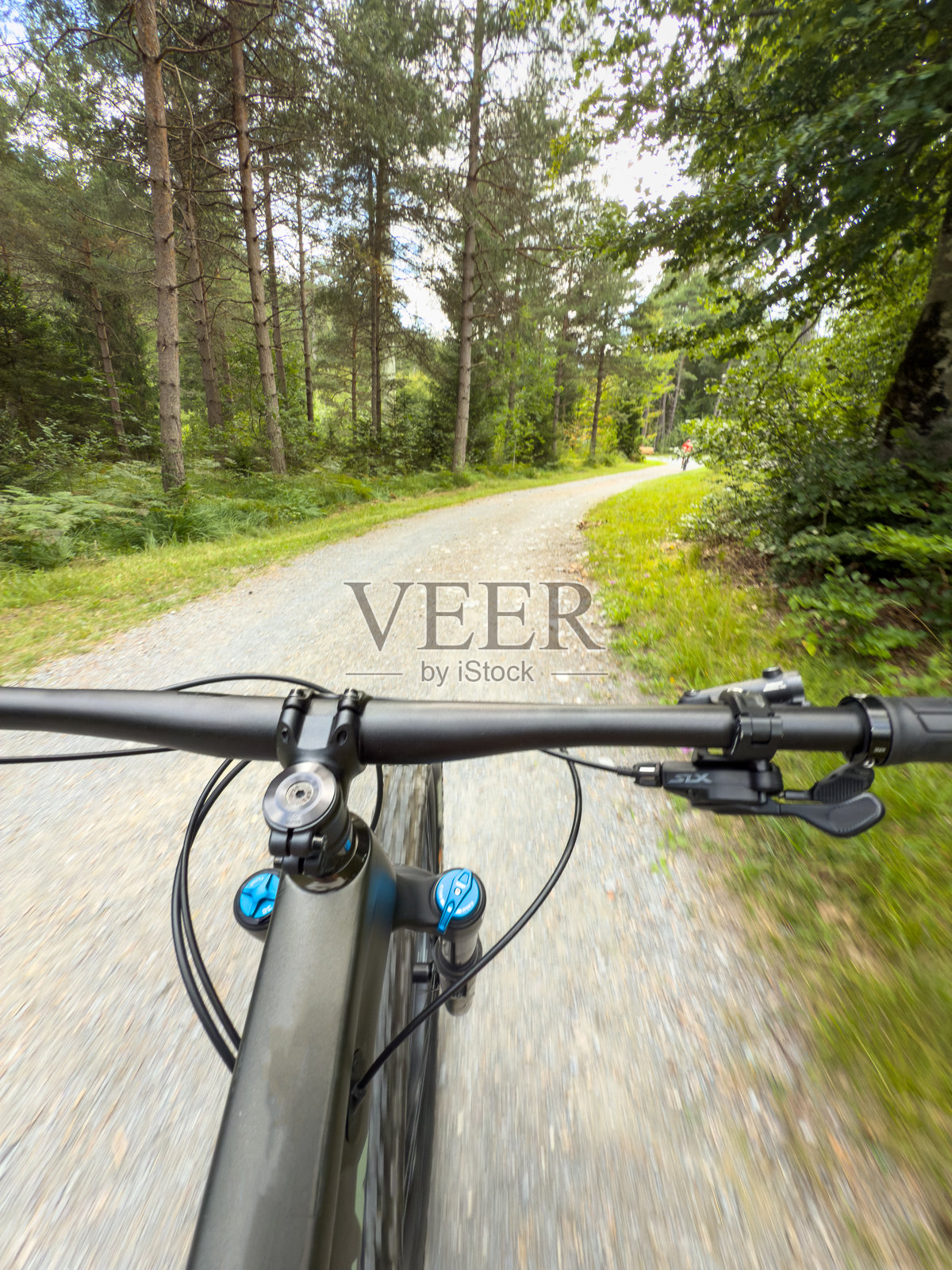 前方有骑自行车者的山地自行车道照片摄影图片