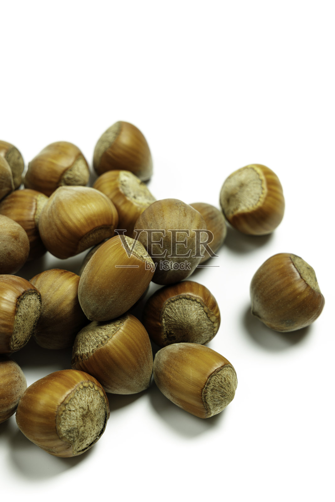榛子壳的特写，排列在白色背景上照片摄影图片