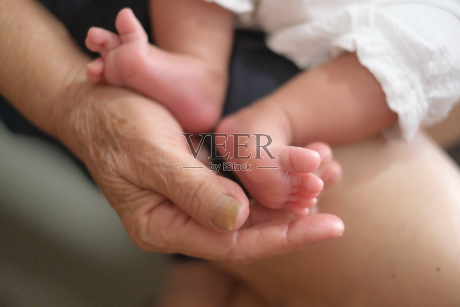 新生儿的小手小脚照片摄影图片