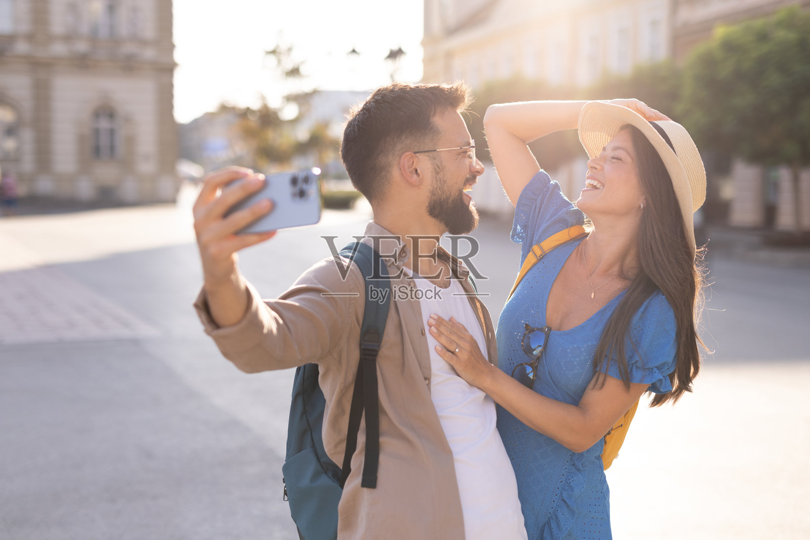 浪漫情侣在城市探险中享受自拍时光照片摄影图片