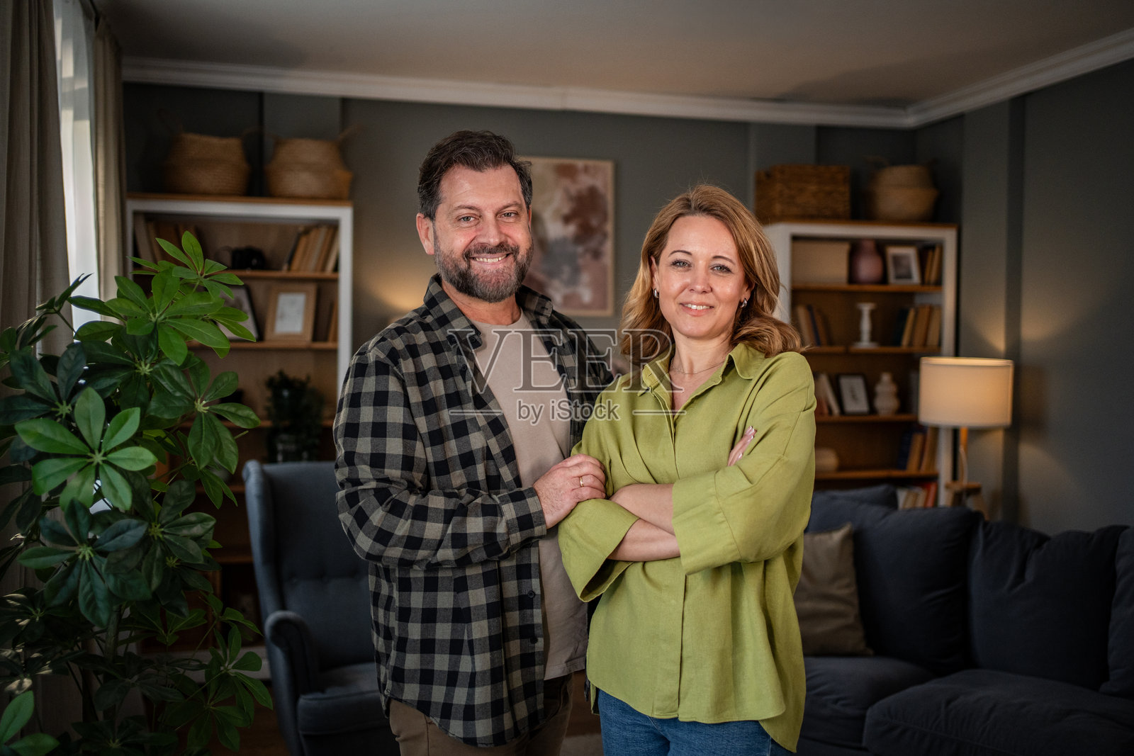 快乐的中年夫妇在家中微笑相拥照片摄影图片