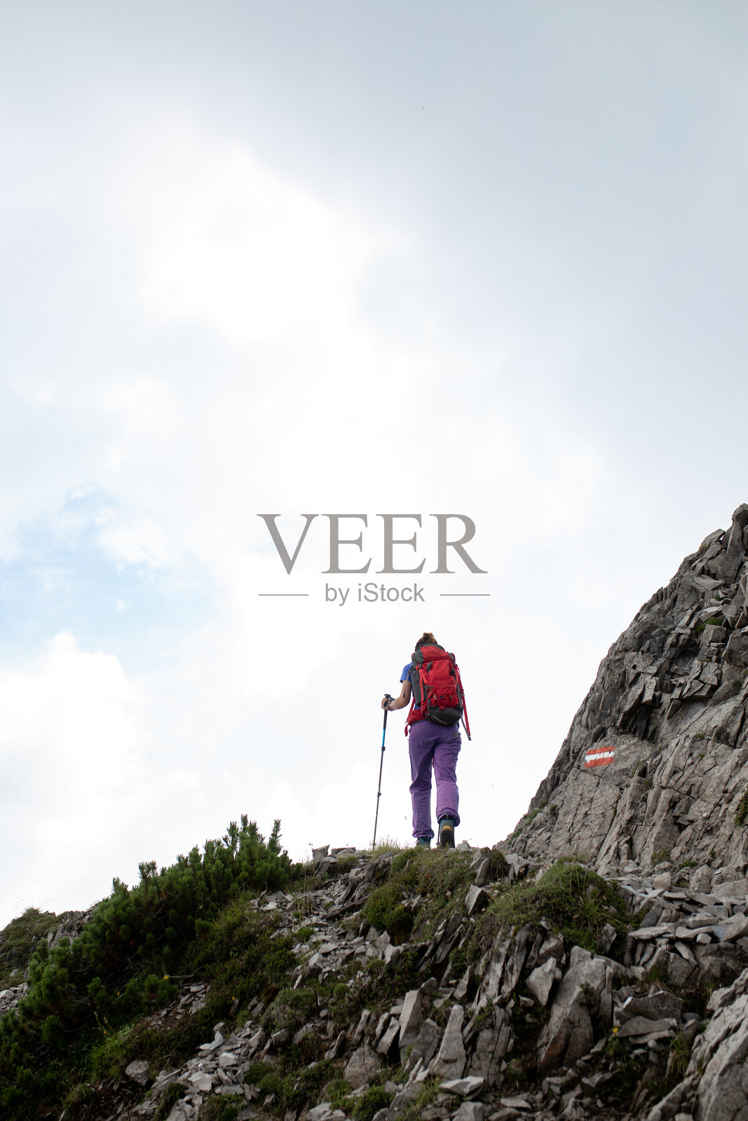 阿尔卑斯山的CAI小径上的徒步旅行者照片摄影图片