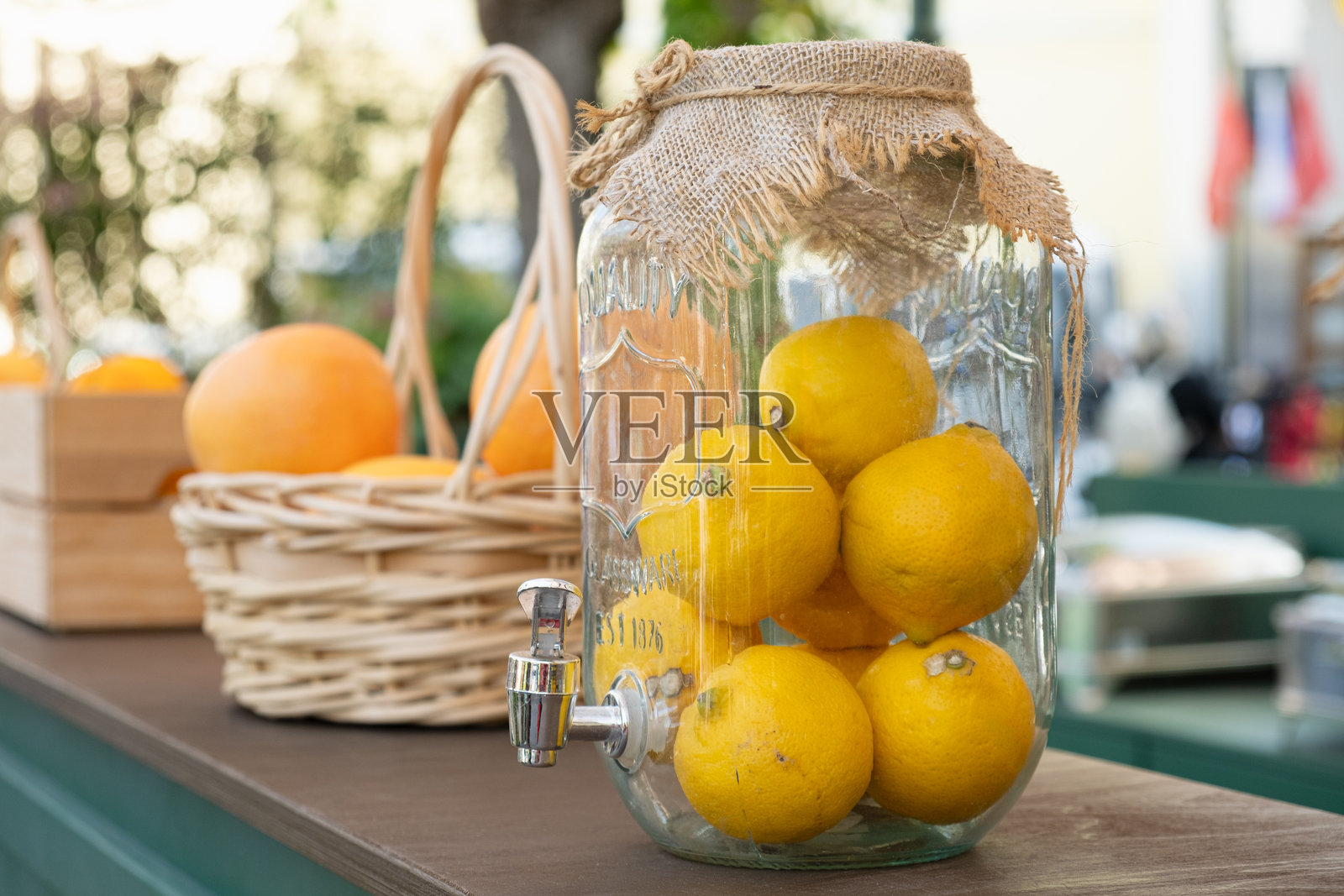 乡村集市上的柠檬玻璃饮料分配器照片摄影图片