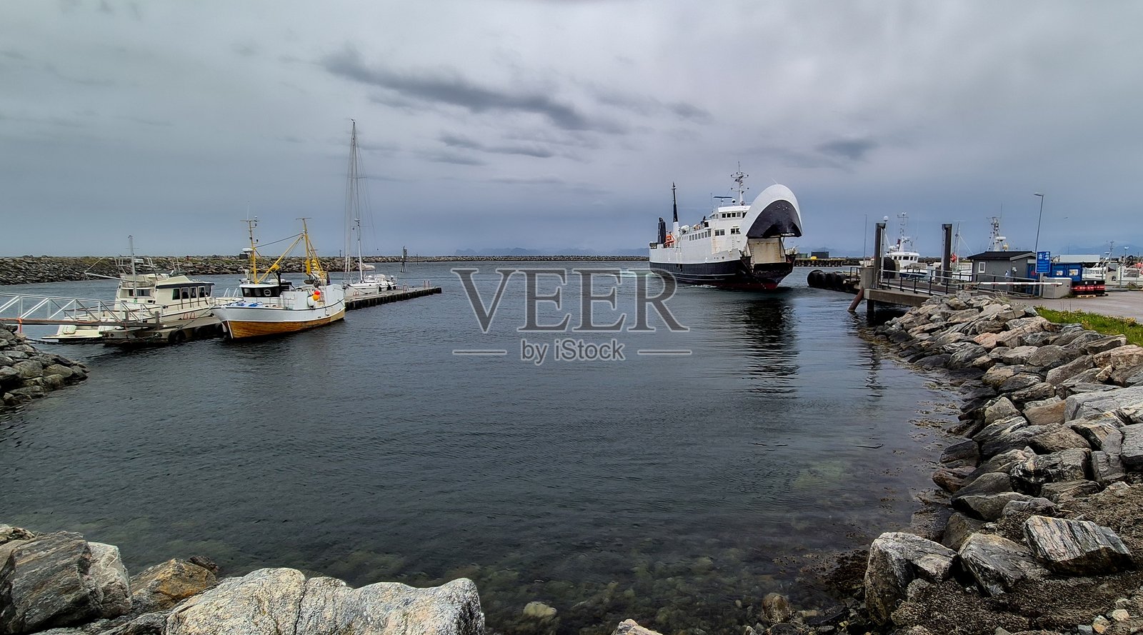 渡轮从格里尔菲尤德抵达挪威安多亚岛的安德内斯港口照片摄影图片