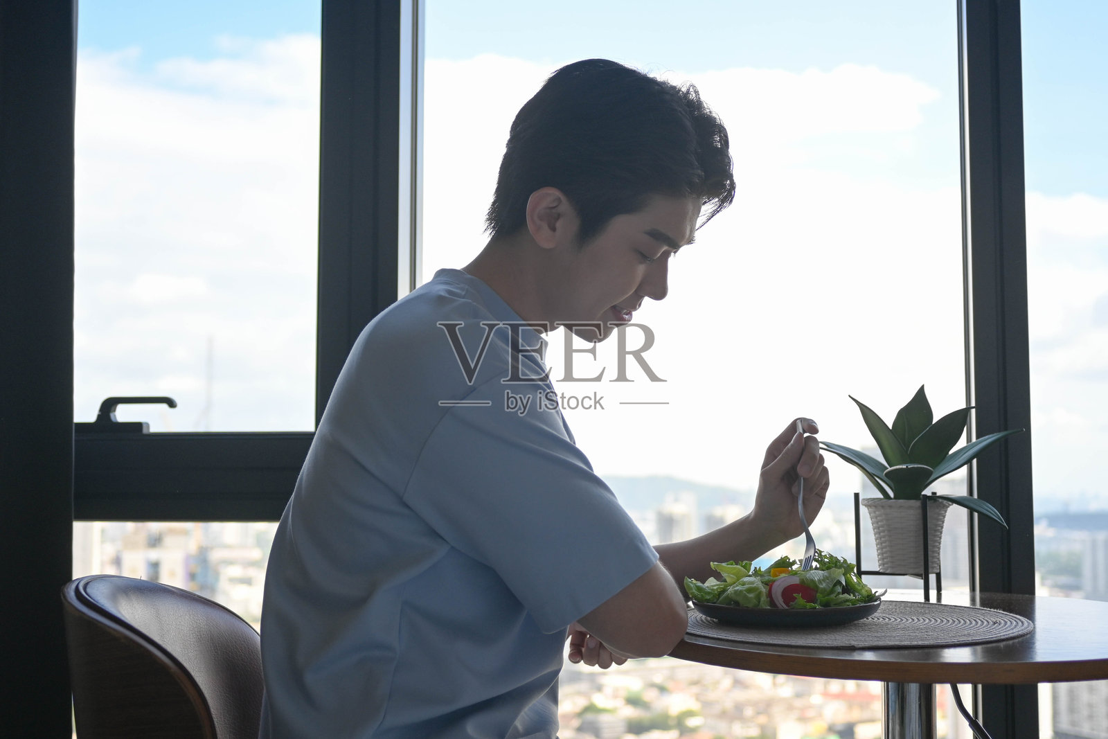 亚洲男性在享用健康食品时练习正念饮食照片摄影图片