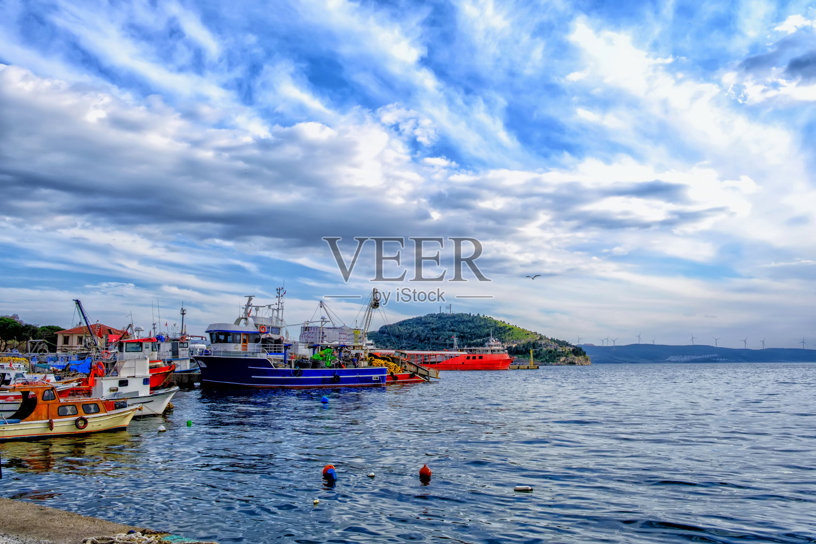 土耳其埃尔德克 - 2024年2月8日：埃尔德克镇港口的日落与船只照片摄影图片