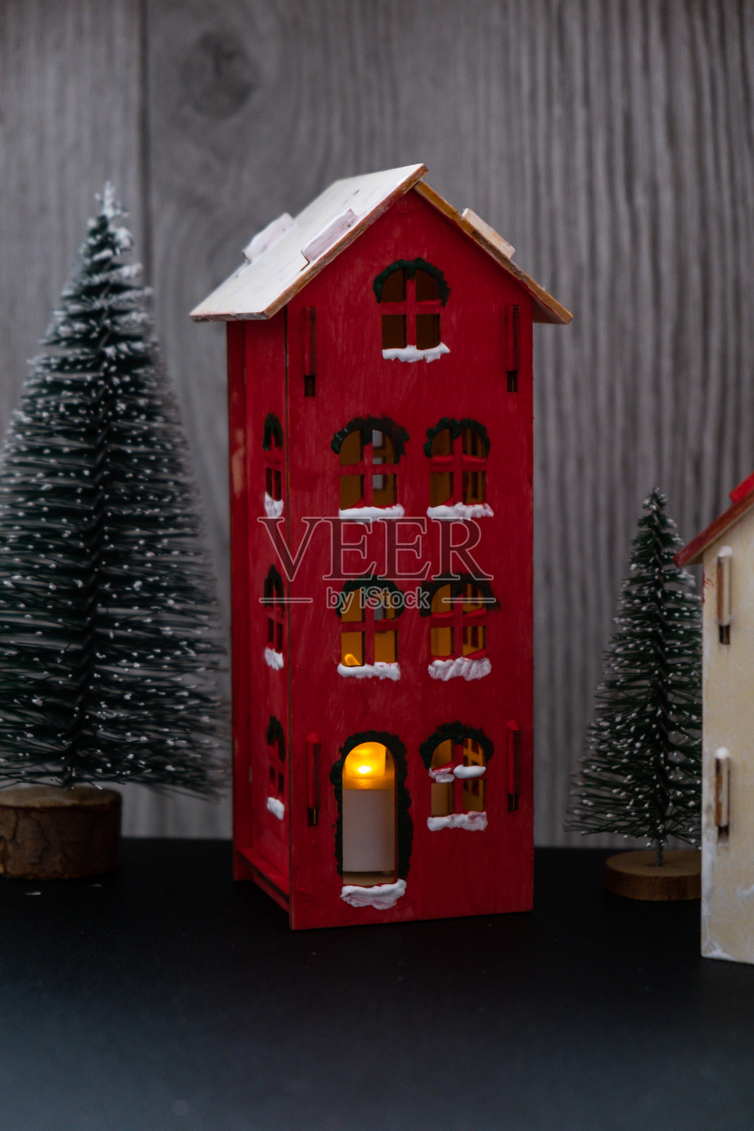 用蜡烛光装饰的手工木屋，适合有意识的圣诞节装饰。可持续的庆祝活动，简约而负责任的DIY节日项目。现代节日气氛。照片摄影图片