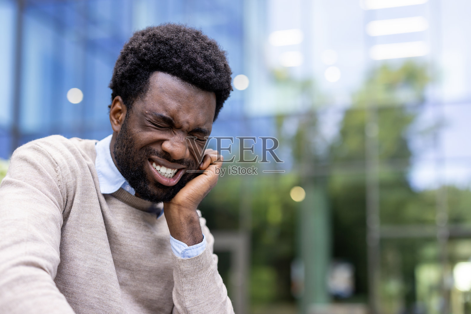 在商业区环境中感到牙痛的男子照片摄影图片