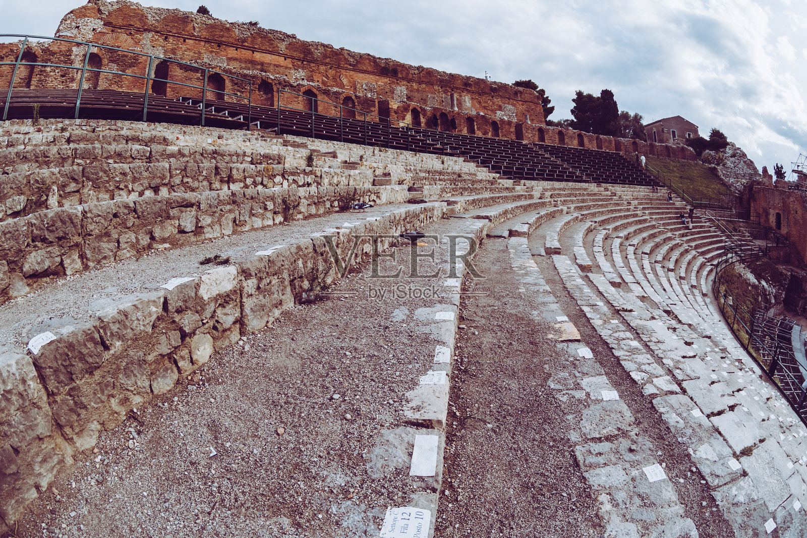 西西里岛陶尔米纳的一座古希腊圆形剧场，拥有令人惊叹的石头建筑和全景地中海美景，是靠近埃特纳山的必看历史地标。照片摄影图片