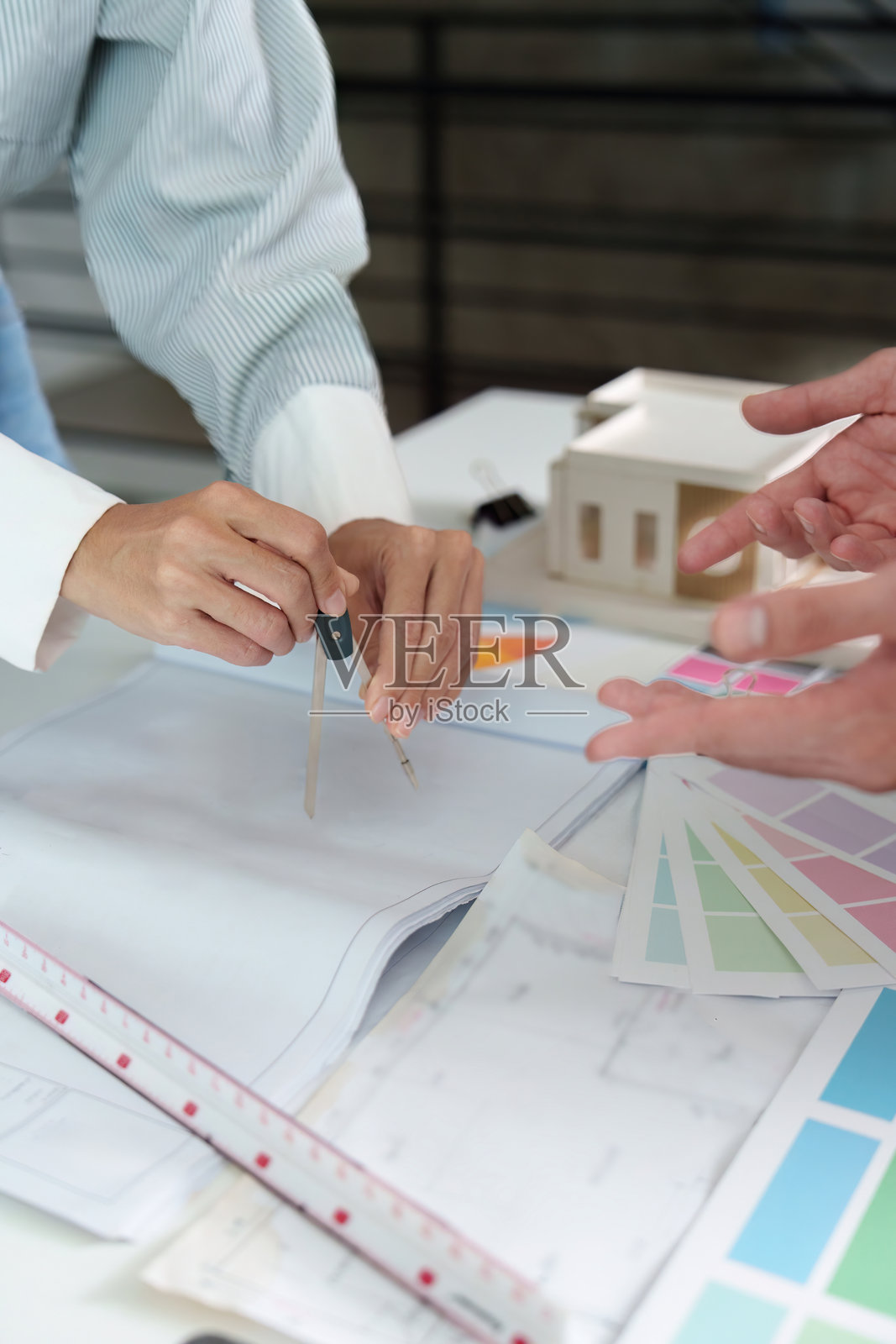 室内设计咨询：在平面图上使用指南针和颜色样本照片摄影图片