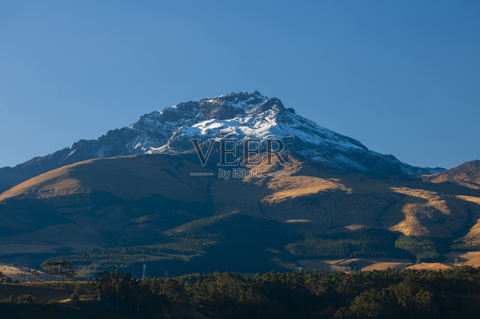 辛乔拉瓜雪峰上方的蓝天照片摄影图片