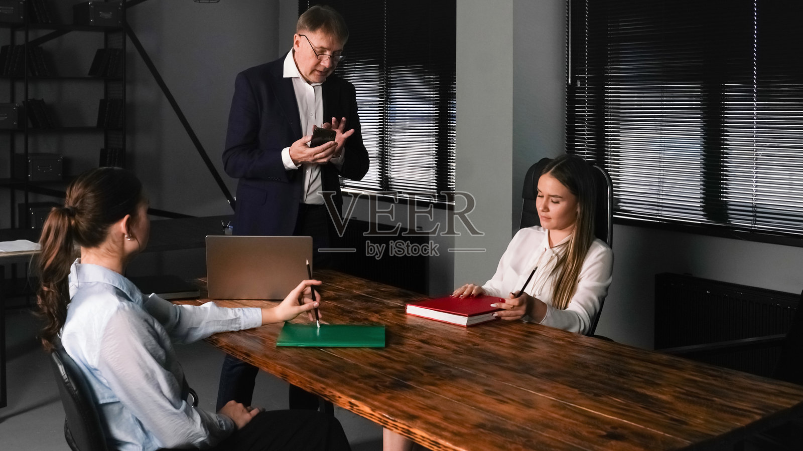 现代办公室中的商务会议，参与者积极讨论策略照片摄影图片