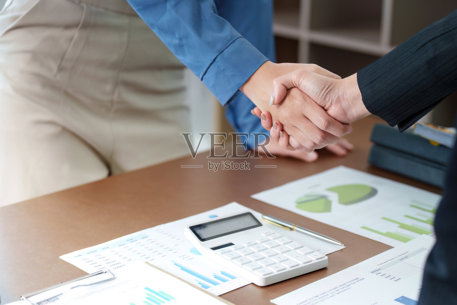 在办公室环境中表示成功商业协议的专业握手照片摄影图片