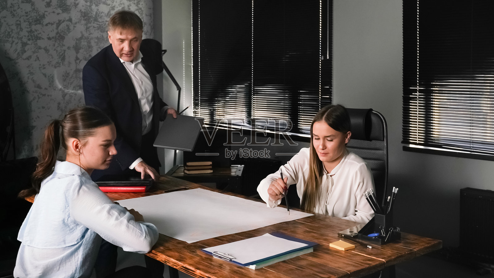 在现代办公室中与同事进行头脑风暴的合作会议照片摄影图片