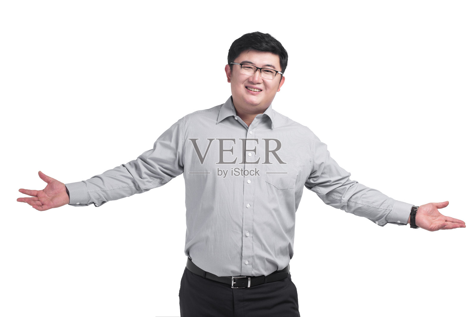 一位张开双臂的男士，穿着正式衬衫和黑色裤子照片摄影图片