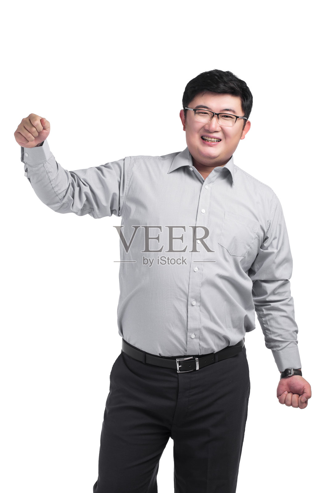 年轻男子穿着正式衬衫，举起拳头展现积极态度照片摄影图片