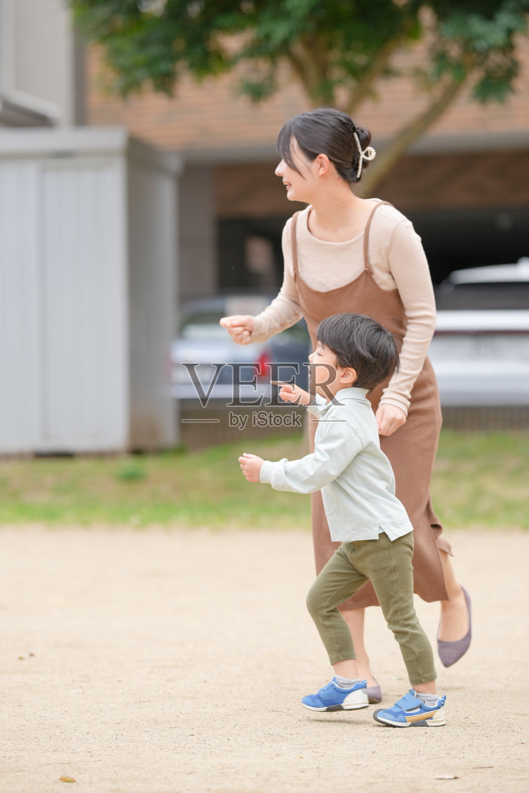 一位女性和一个孩子在公园里一起散步照片摄影图片