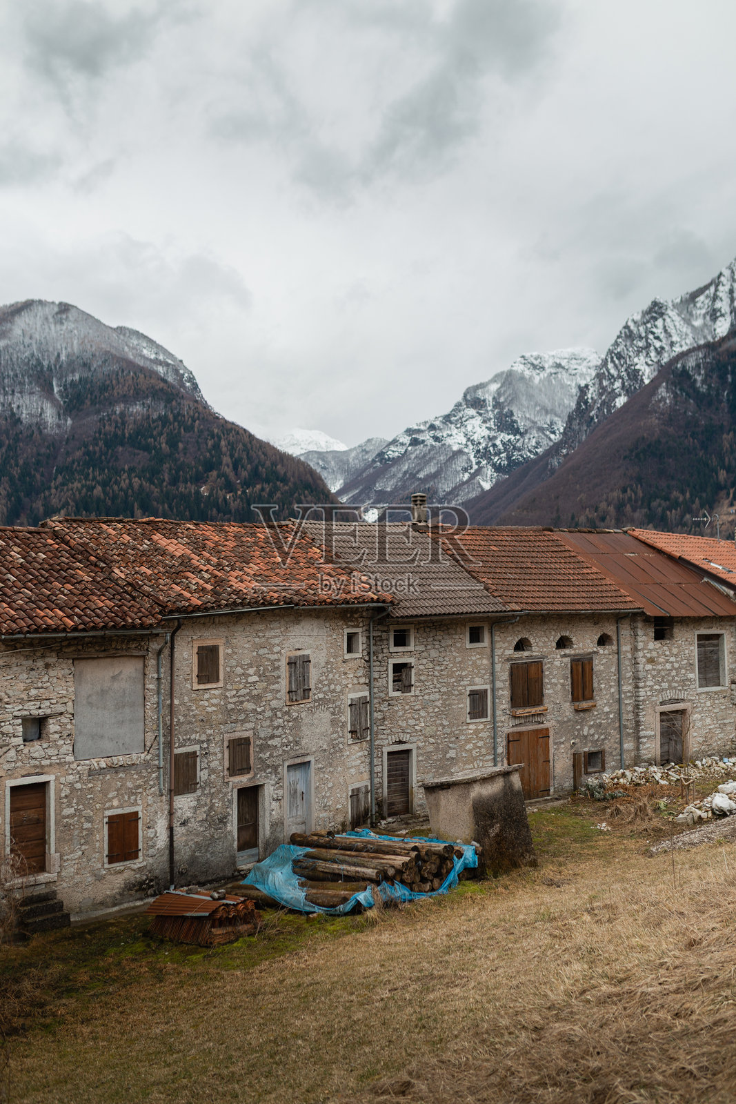 卡尔尼亚的古老石屋照片摄影图片