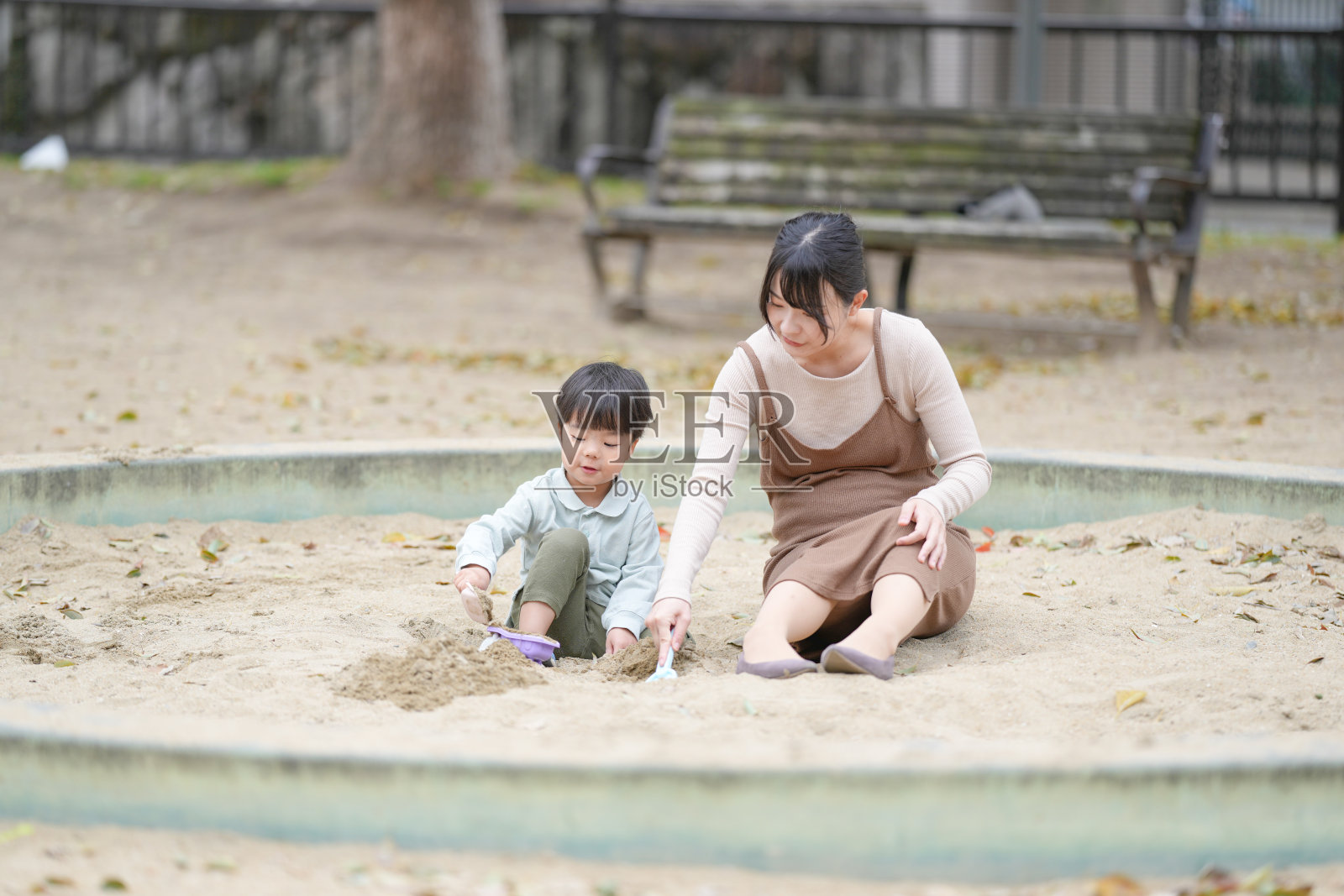 一位女性和一个孩子正在沙滩上玩耍照片摄影图片