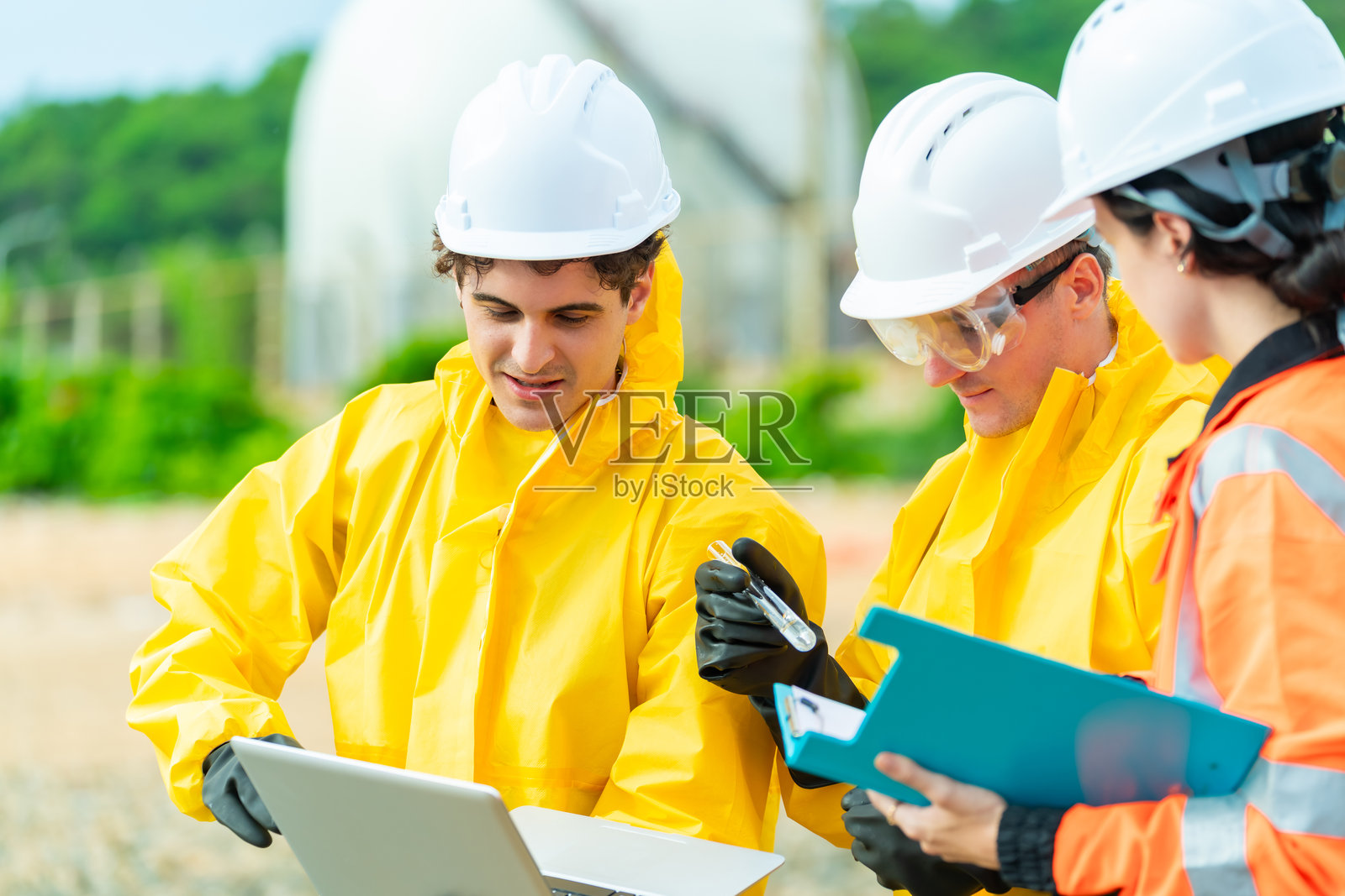 科学家在工业厂房附近采集水样。照片摄影图片