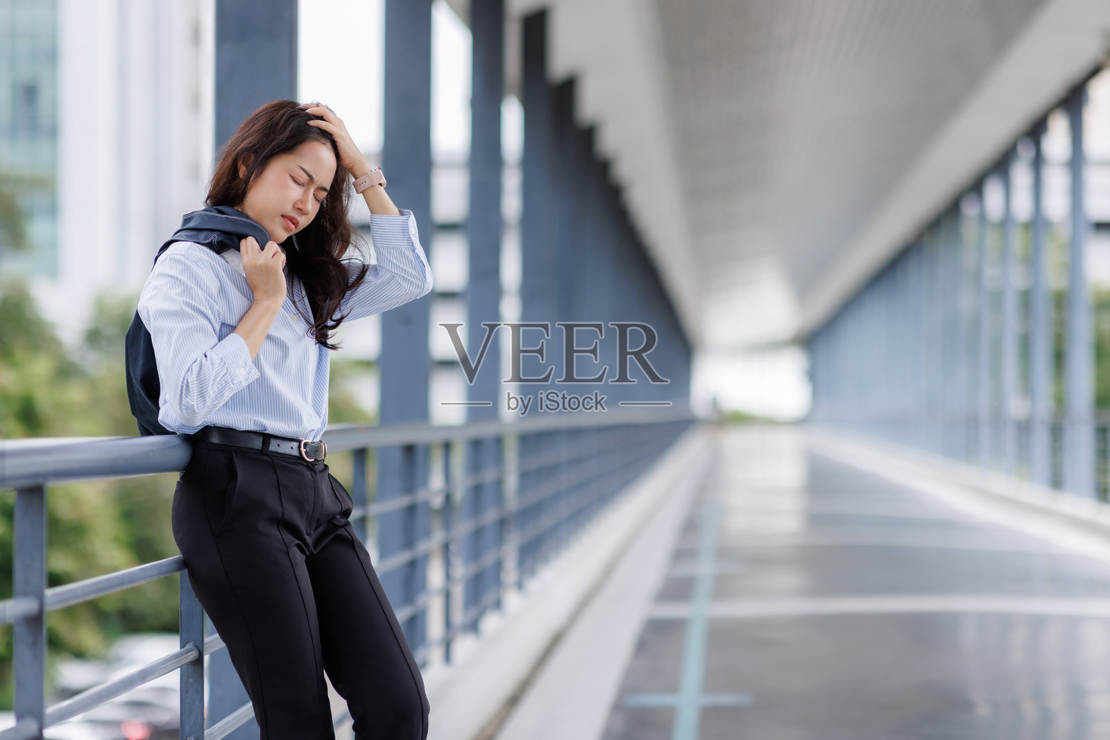 户外感到头痛和压力的亚洲女性照片摄影图片