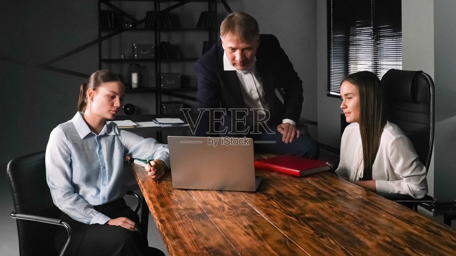 团队在现代办公室环境中讨论项目细节的商务会议照片摄影图片