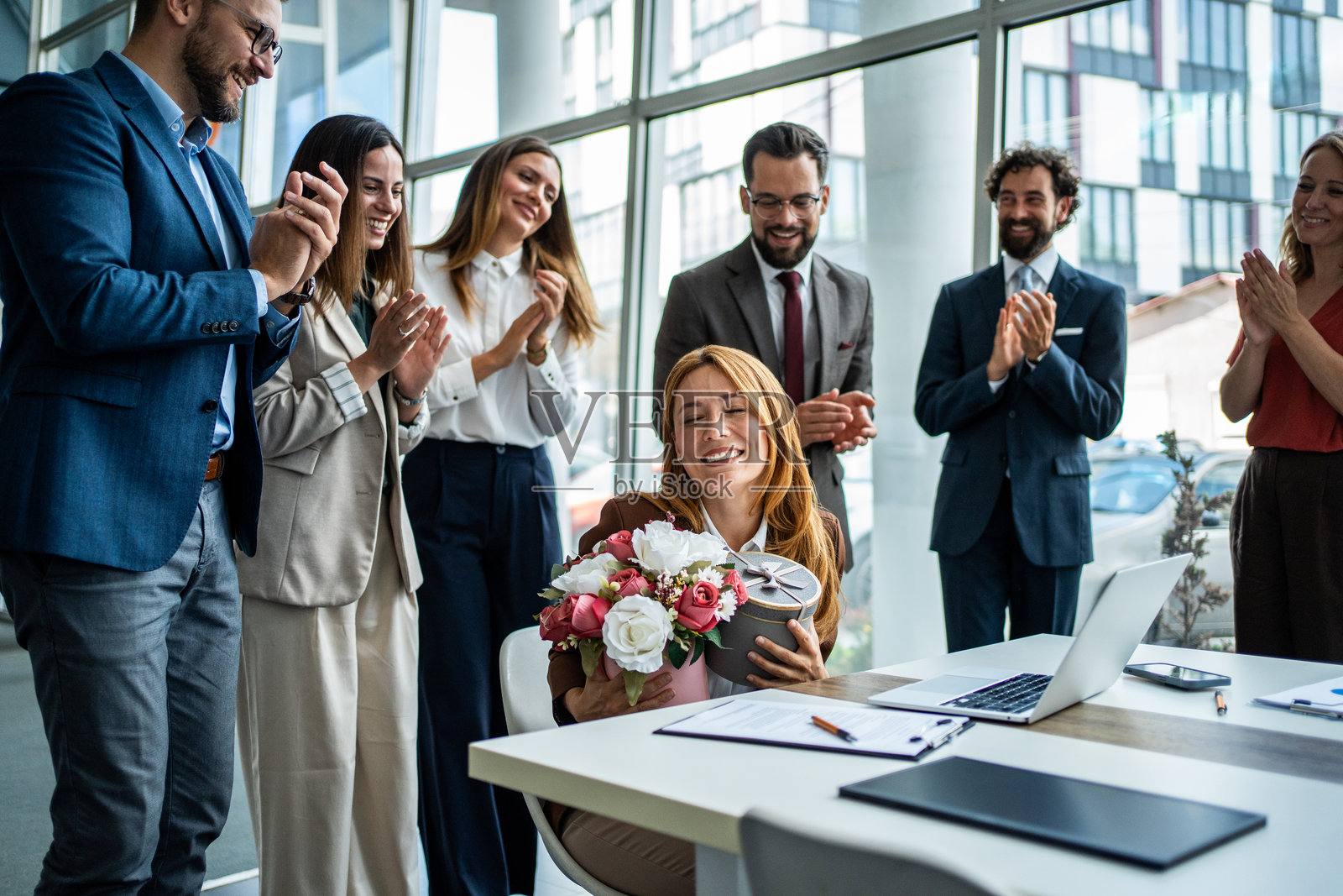 同事们为女性的商业成功和成就鼓掌照片摄影图片