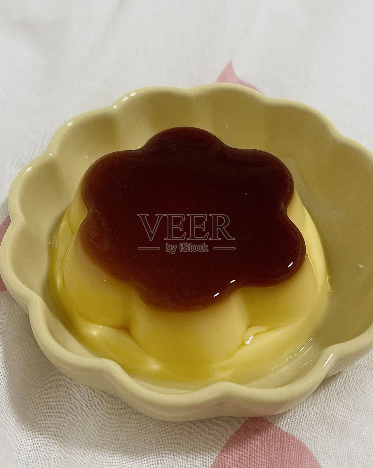 柔软丝滑的小布丁盛在迷你杯中，入口即化的质地和细腻的甜味。是一款迷人的小巧美味，适合任何时刻享用。照片摄影图片