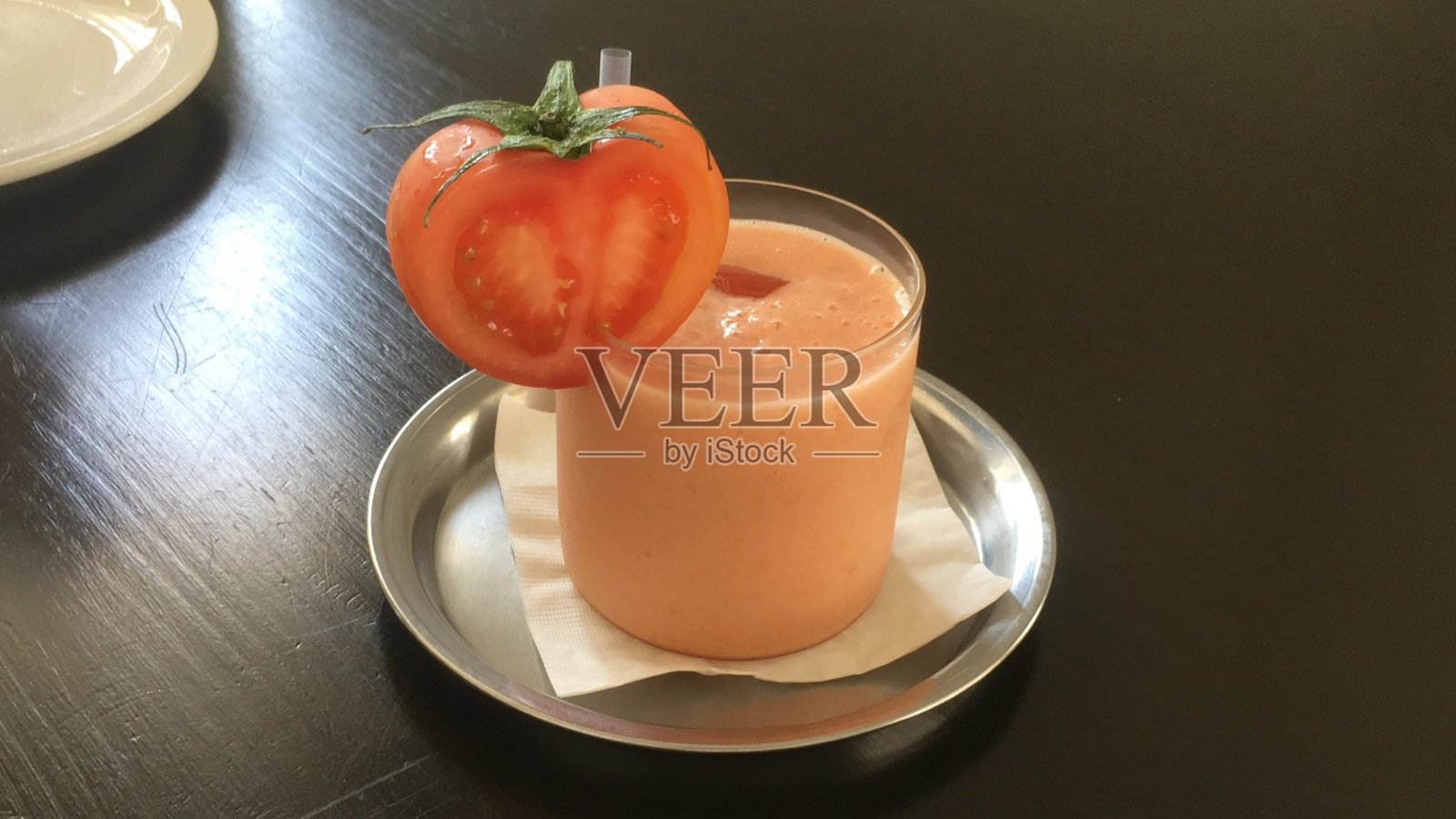 清爽的番茄冰沙，融合了成熟多汁的番茄和冰块，每一口都带来天然的甜味、酸爽的风味和冰凉的清新感。照片摄影图片