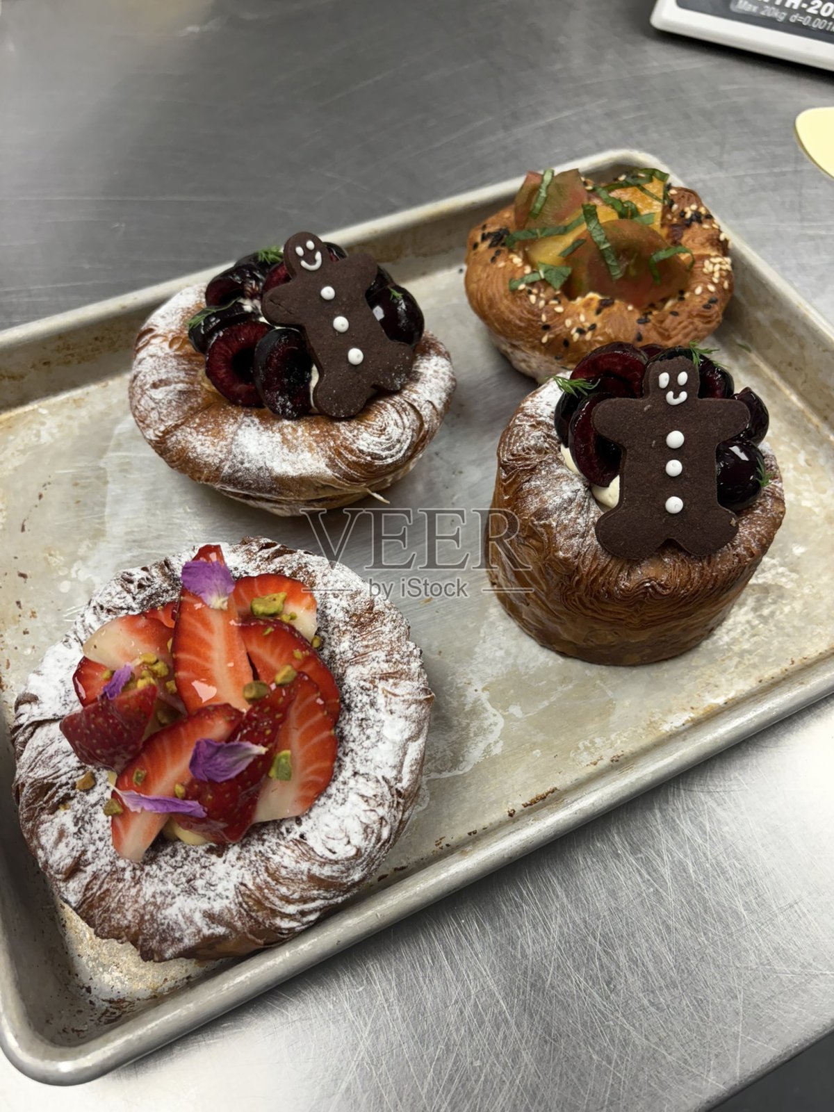 美味的水果挞，配有黄油酥脆的外壳，内填奶油布丁，上面装饰着各种新鲜、鲜艳的水果。甜与酸的完美平衡，让人无法抗拒。照片摄影图片