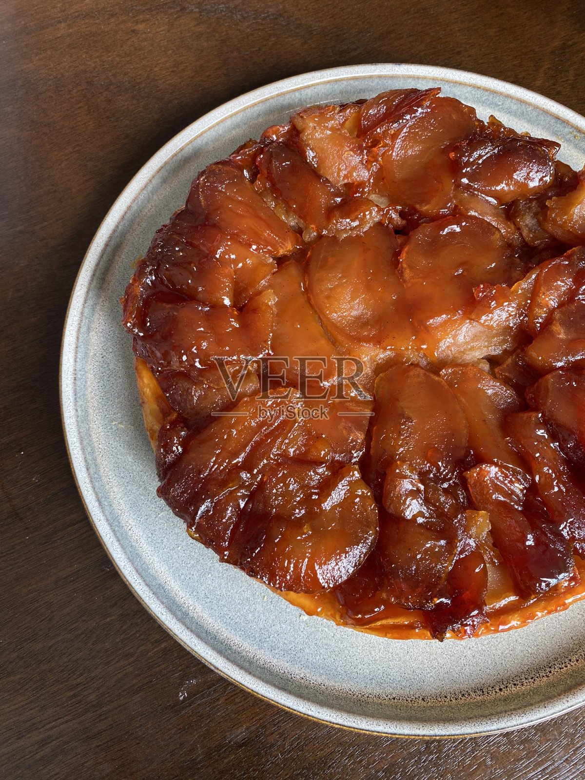 温暖舒适的苹果派，金黄酥脆的外壳和甜美的肉桂香苹果馅，每一片都带来经典自制风味和温馨享受的完美口感。照片摄影图片