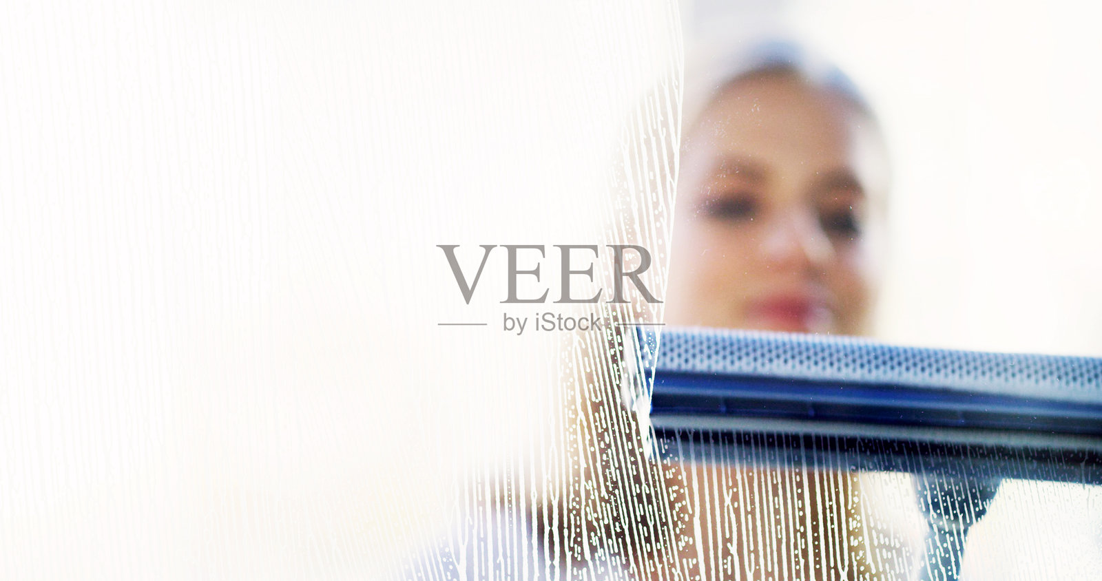 卫生，女性用刮水器清洁窗户，进行家务、维护和清洁工作。玻璃、个人和用化学肥皂擦拭消毒工具、卫生泡沫和家务管理，留有空间。照片摄影图片