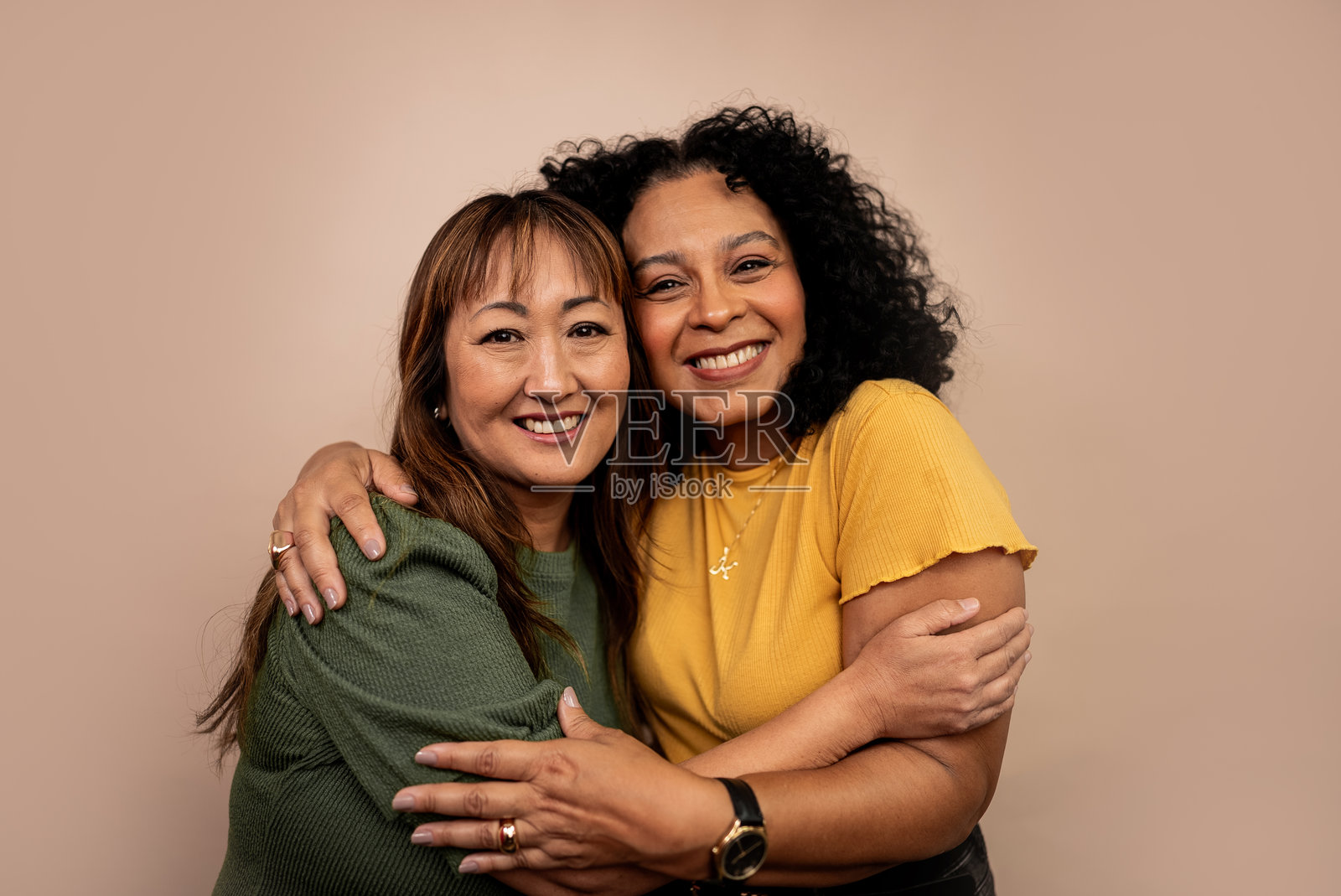 成熟朋友的肖像摄影在工作室拍摄照片摄影图片