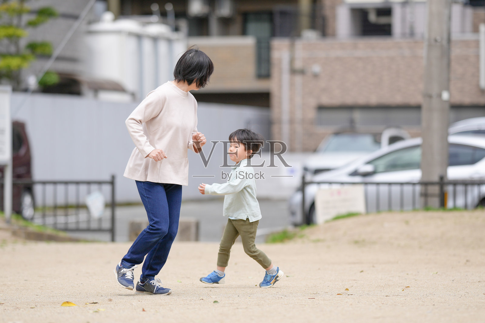 一位女性和一个孩子在公园里玩耍照片摄影图片