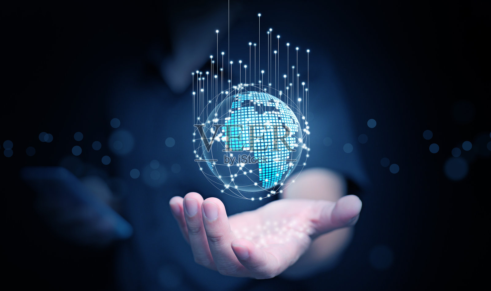 商务人士手握发光的数字地球，连接着数据线，象征着科技、全球商业、互联网、网络、创新和数字转型。照片摄影图片