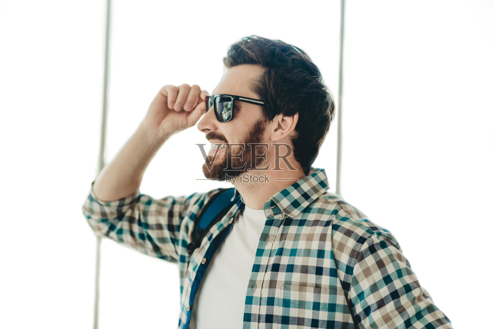 休闲打扮的男性游客在城市交通枢纽踏上充满兴奋的旅行冒险照片摄影图片