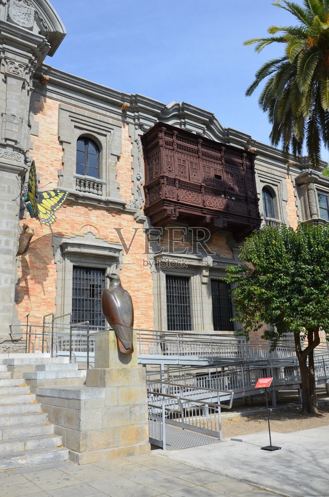 西班牙塞维利亚的秘鲁馆外观，带有木质阳台照片摄影图片