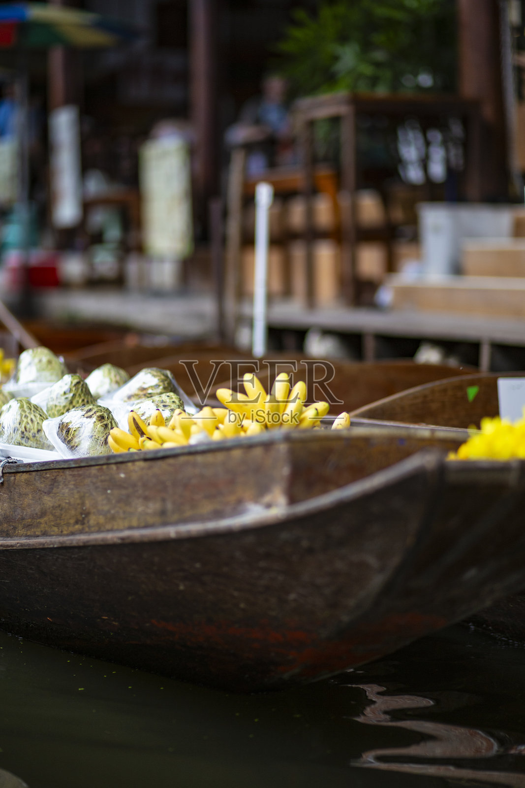 泰国曼谷芭提雅的水上市场上，船上摆放着香蕉和其他水果照片摄影图片