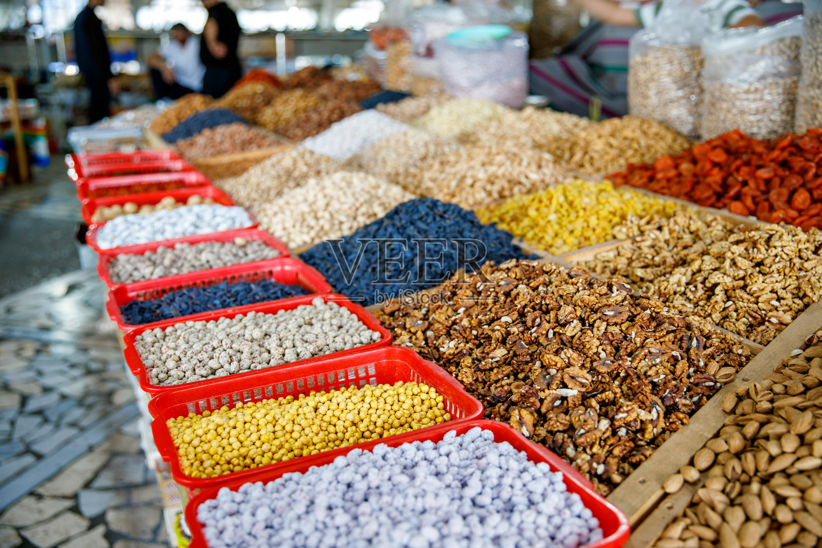 在乌兹别克斯坦塔什干的乔尔苏市场，摆放着各种坚果和干果。照片摄影图片