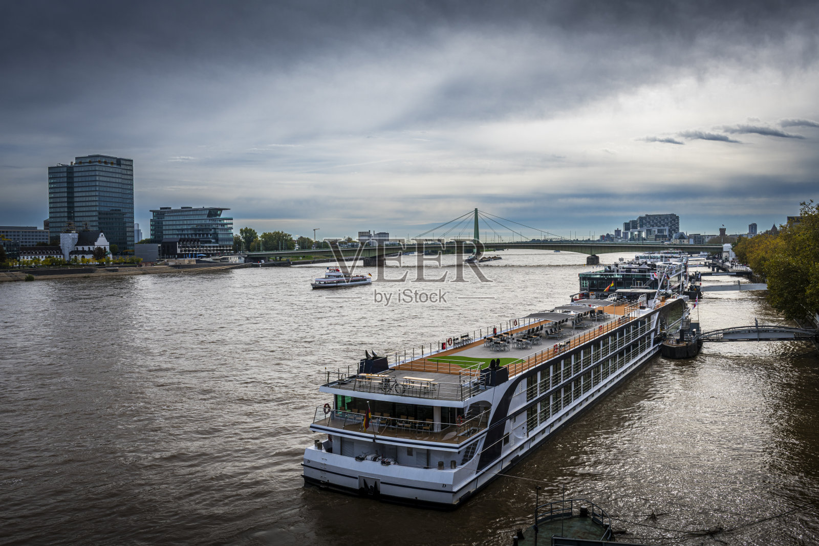 科隆的莱茵河上巨大的游船照片摄影图片