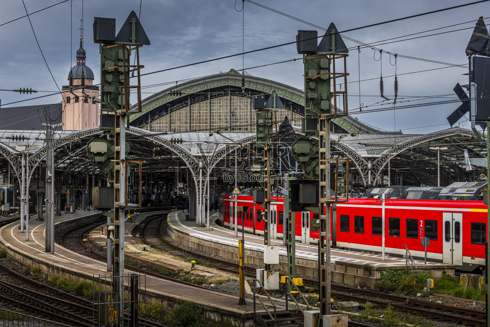 火车离开德国科隆的主火车站照片摄影图片